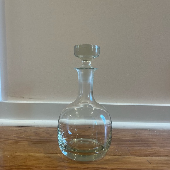 Elegant Glass Decanter with Six Shot Glasses - Picture 7 of 7